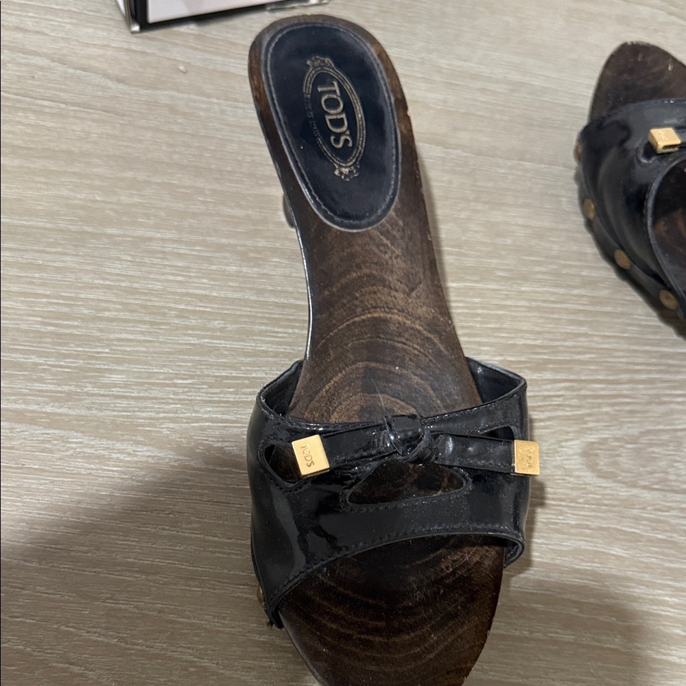 Tod's Black patent Leather Mules with Gold Accents - Picture 4 of 6